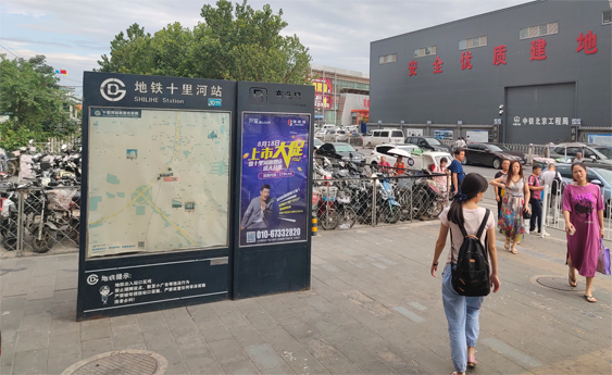 地鐵出入口燈箱廣告.jpg 地鐵出入口燈箱廣告.jpg
